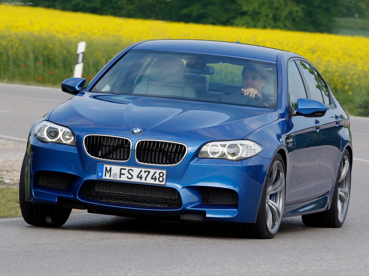 کمپانی BMW توسط کارل رپ (Karl Rapp) به عنوان یک کارخانه تولید موتور هواپیما تاسیس شد. شهر میلبرتزهوفن از استان مونیخ انتخاب شد، چون به کارخانه تولیدات ماشینهای هوائی گوستاو اوتو نزدیک بود. دایره آبی و سفید BMW که هنوز به عنوان آرم آن شناخته می شود، به پرچم شطرنجی آبی و سفید باواریا اشاره دارد و همچنین خواستگاه BMW را با نشانه ملخ هواپیمای سفید در حال چرخش روی زمینه آسمان آبی نشان می دهد. در سال 1916 کارخانه برای ساخت موتورهای V12 (12 سیلندر خورجینی) با مجارستان و اتریش قرارداد<